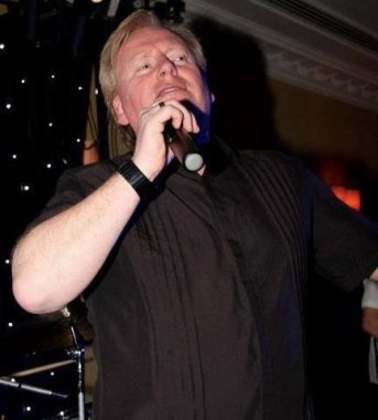cropped-berni-singing-in-chepstow-with-new-radio-mic.jpg